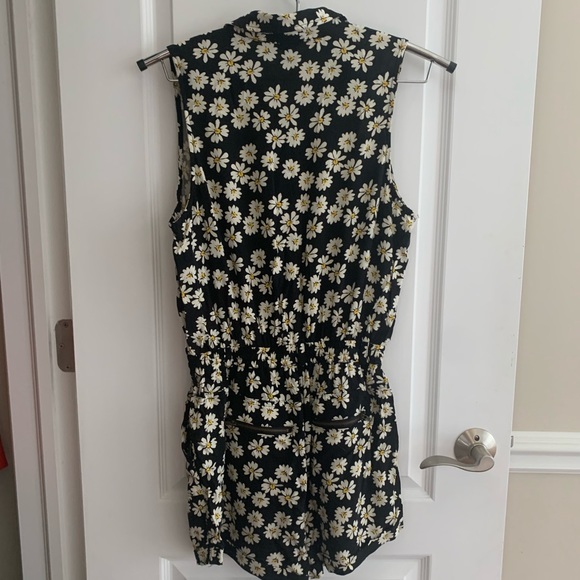 Forever 21 Romper. Great condition, only worn once. - Picture 2 of 4